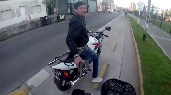 Video: Turista canadiense graba a asaltante que intenta robarle su mochila