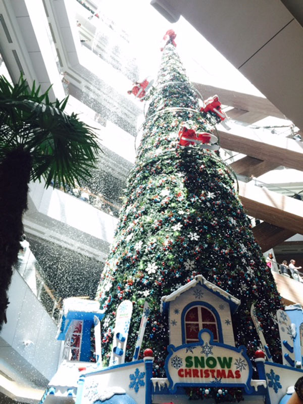 caer 225 nieve alrededor de 225 rbol de navidad gigante durante caer 225 nieve alrededor de 225 rbol de navidad gigante durante
