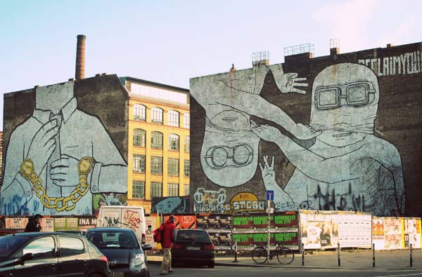 Los grafitis del artista callejero italiano BLU en Berlín.