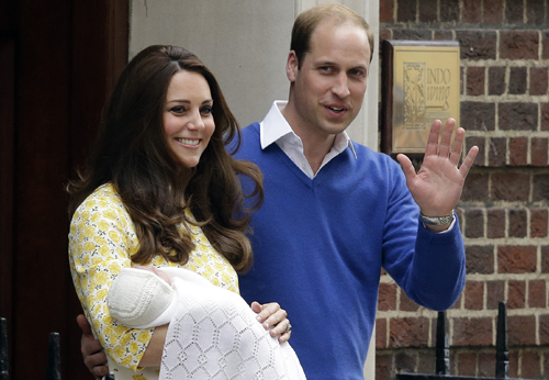Duques de Cambridge presentan a su hija