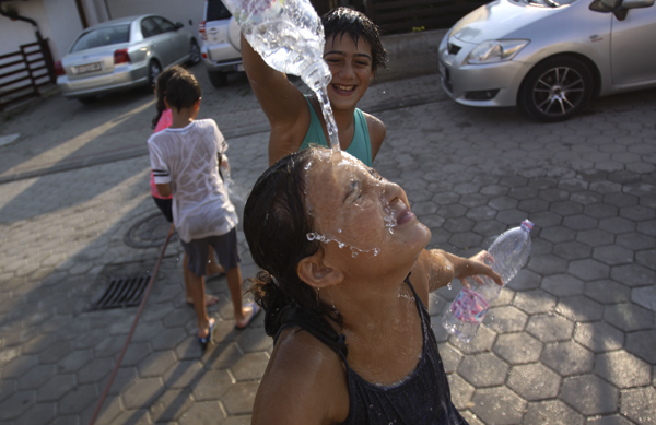 Niños se lanzan agua en Kosovo