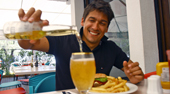 Rafa Araneda: "Hamburguesa Premium... y papas con gusto a papa"