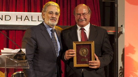 Antonio Skármeta gana premio “Plácido Domingo” por su cartero de Neruda