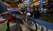 Ciclista Franco Adaos repite el triunfo en el Shimano Short Track