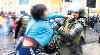 Abogados discrepan por los efectos del "nuevo delito" de insultar a un policía